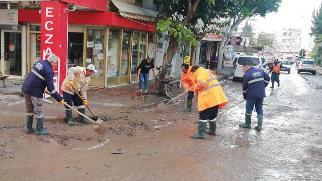 Kumluca ve Finike'de temizlik çalışmaları sürüyor